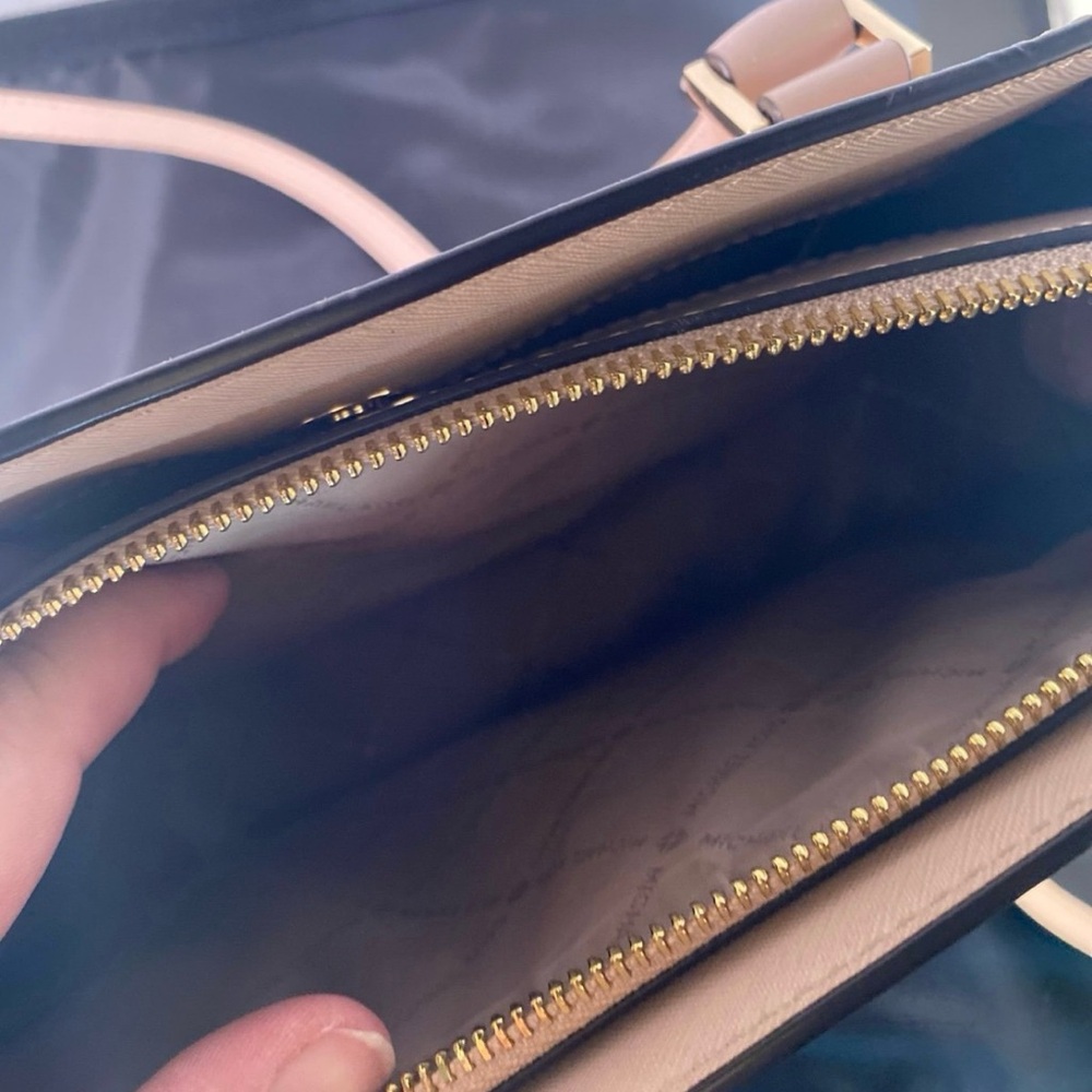 Michael kors satchel - Picture 4 of 5